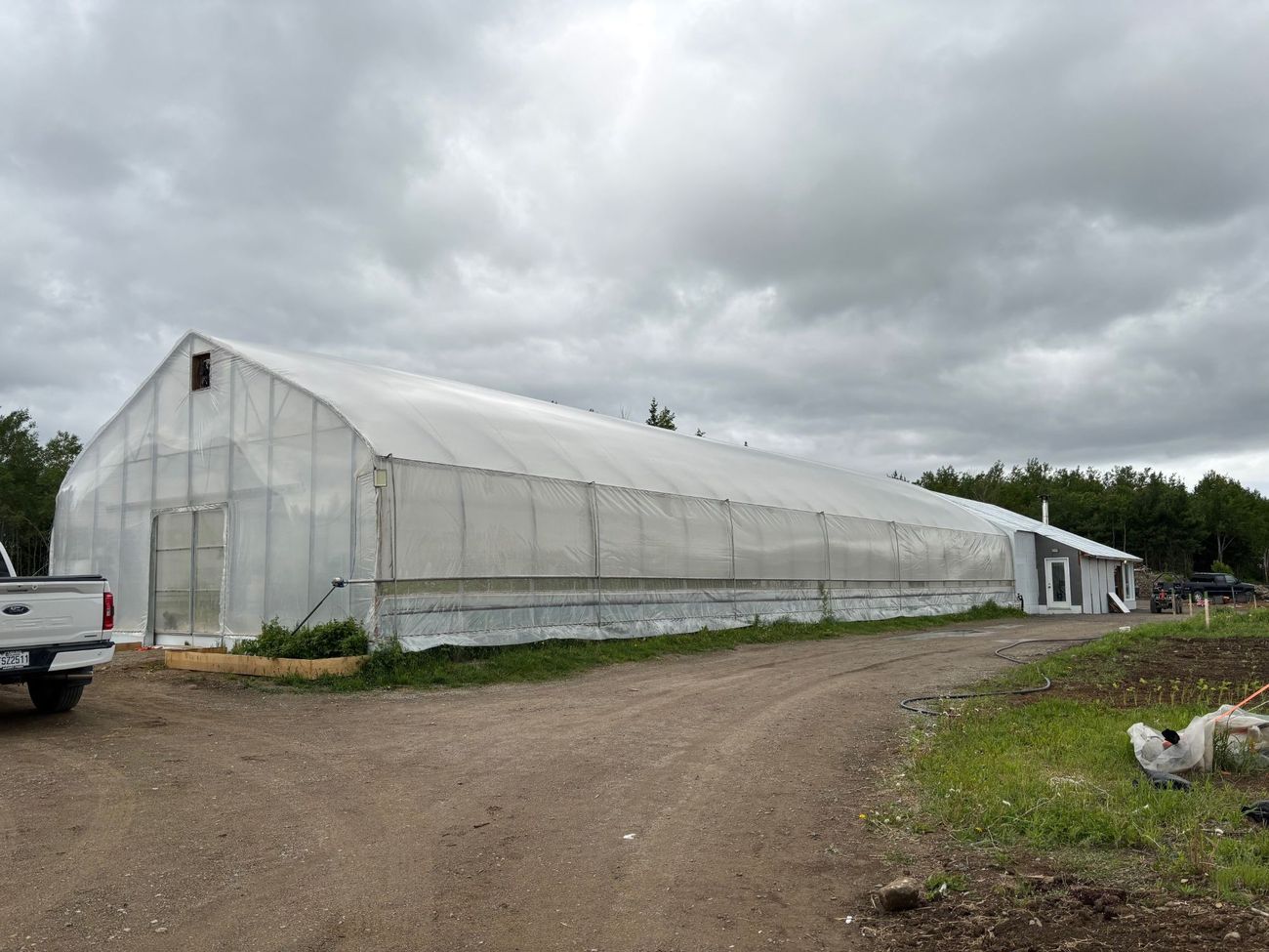 Serre tunnel chauffée à la biomasse
