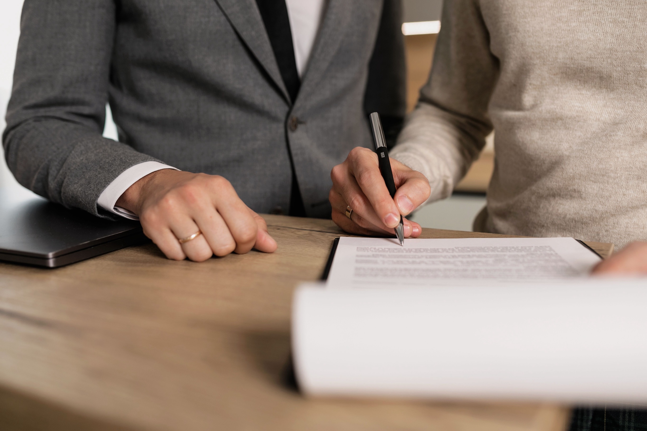 Signature d'un contrat lors d'une transaction de terre agricole